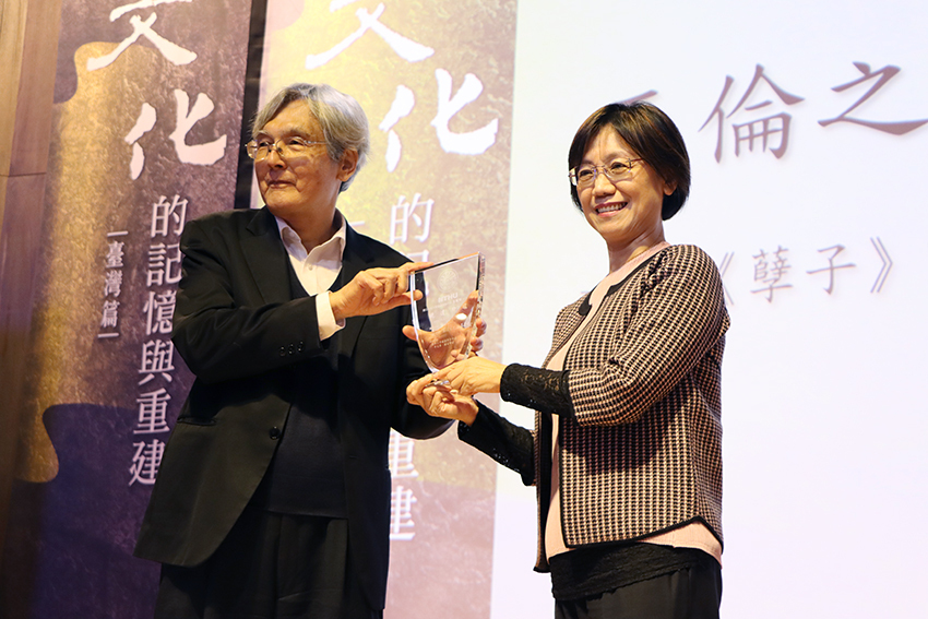 白先勇清華文學講座-翁曉玲主任獲贈獎牌-1